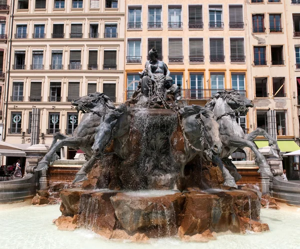 Fonte Batholdi "La Garonne et ses afluents" na Place des Terreaux em Lyon — Fotografia de Stock