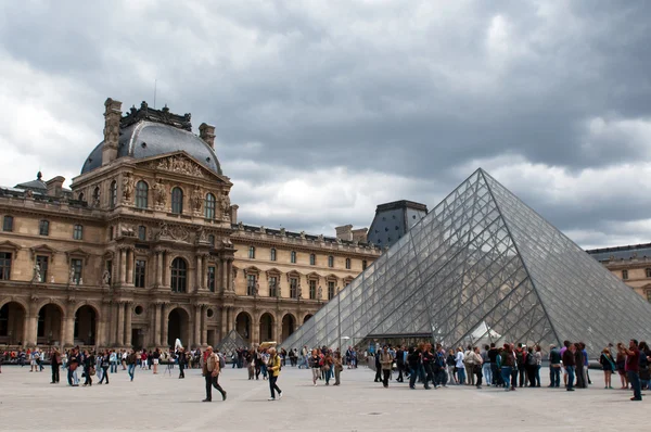 Queue of visitors to the pyramid - main entrance to the Louvre — Stock Photo, Image