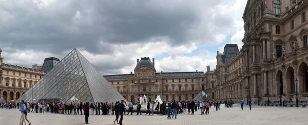 Cola de visitantes a la pirámide - entrada principal al Louvre — Foto de Stock