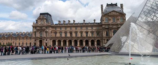 Queue of visitors to the pyramid - main entrance to the Louvre — Stock Photo, Image