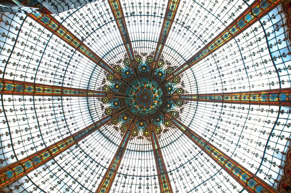 Bellissimo soffitto nel negozio Gallerie Lafayette, Parigi — Foto Stock