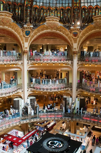 Oude (classic) deel van het warenhuis van Lafayette in Parijs — Stockfoto