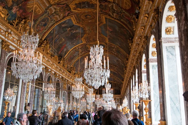 Multitud de turistas visitan el Palacio de Versalles y la sala de espejos — Foto de Stock