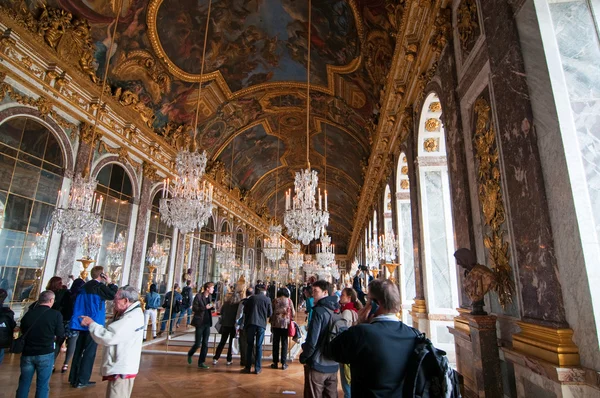 Multitud de turistas visitan el Palacio de Versalles y la sala de espejos —  Fotos de Stock