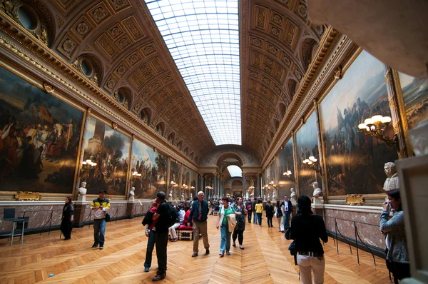 Crowds of tourists visit the Palace of Versailles and Gallery og Battles — Stock Photo, Image