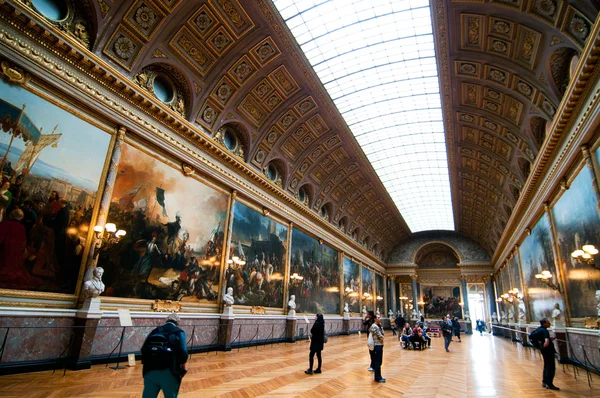 Crowds of tourists visit the Palace of Versailles and Gallery og Battles — Stock Photo, Image