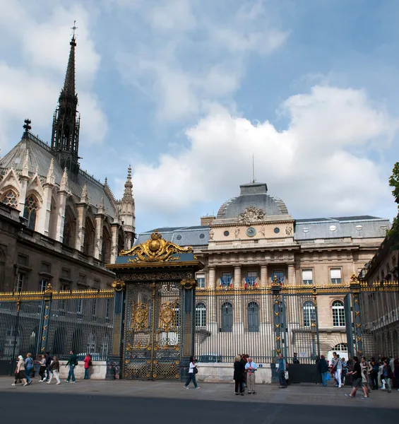 Slotten av rättvisa och heliga kapell kyrka i paris — Stockfoto