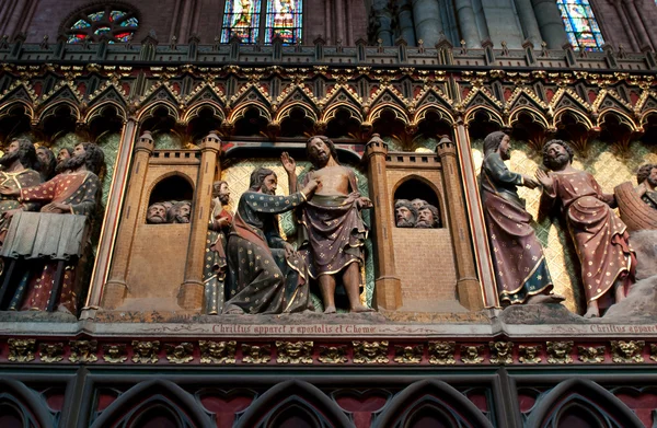 Сцены из религиозной жизни на стене Парижской Богоматери — стоковое фото