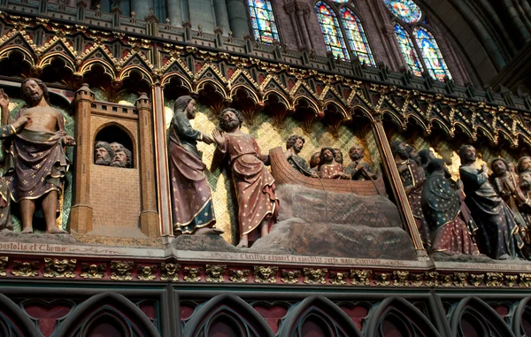 Scènes uit een religieuze leven op een muur in notre-dame van Parijs — Stockfoto