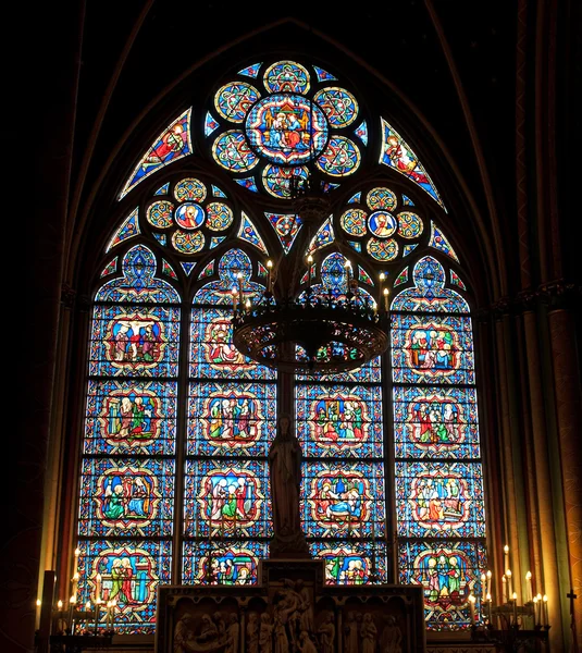 Glasraam in de notre dame kathedraal, paris, Frankrijk — Stockfoto