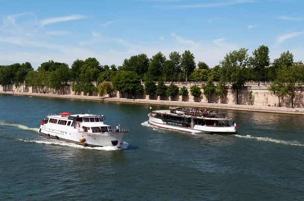 Seine river with tourists ship in Paris, France. Every day thousands of tourists use this ships to observe the Paris — Stock Photo, Image