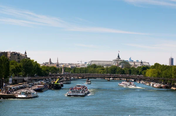 Río Sena con barco de turistas en París, Francia. Cada día miles de turistas utilizan estos barcos para observar el París —  Fotos de Stock