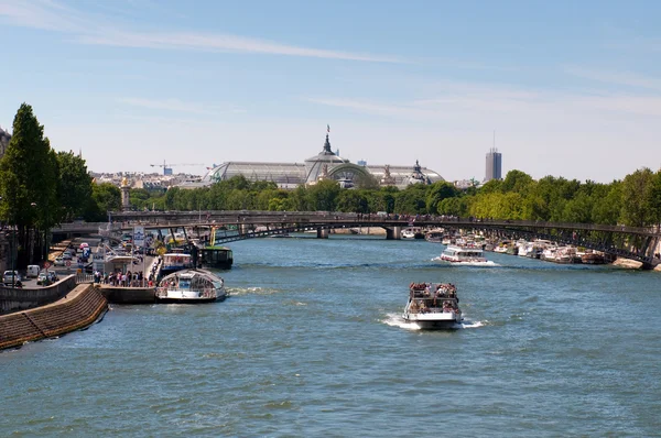 Seine river with tourists ship in Paris, France. Every day thousands of tourists use this ships to observe the Paris — Stock Photo, Image