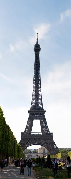 Эйфелева башня - железная решетчатая башня, расположенная на Марсовом поле в Париже — стоковое фото