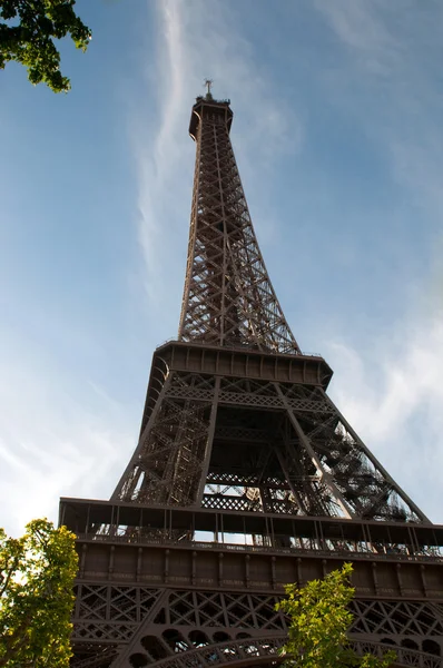 Эйфелева башня - железная решетчатая башня, расположенная на Марсовом поле в Париже . — стоковое фото