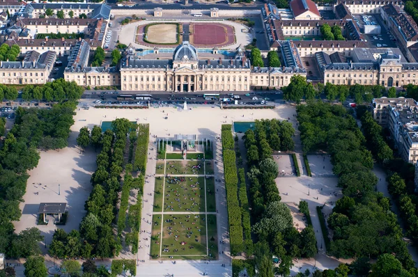 Пташиного польоту на Марсовому і Ecole Militaire, від Ейфелевої вежі — стокове фото