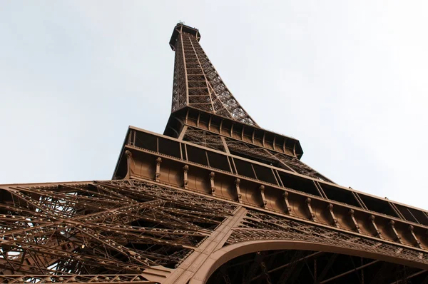 Эйфелева башня - железная решетчатая башня, расположенная на Марсовом поле в Париже . — стоковое фото