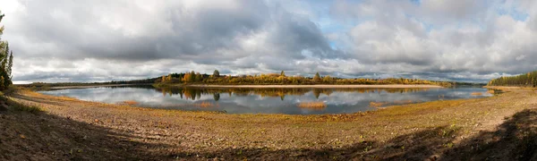 Fiume in taiga (foresta boreale) nella regione di Komi — Foto Stock