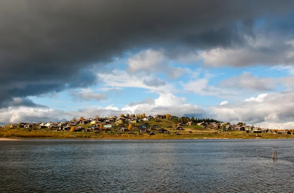 Большая деревня на холме над рекой в Коми — стоковое фото