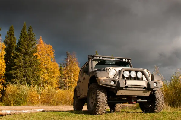 SUV sur route de montagne sauvage dans la forêt profonde de taïga — Photo