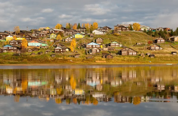 Duża wieś na wzgórzu nad rzeką w regionie komi — Zdjęcie stockowe