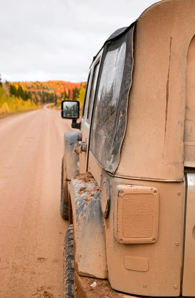 SUV på vilda bergsväg i djupa tajga skog — Stockfoto