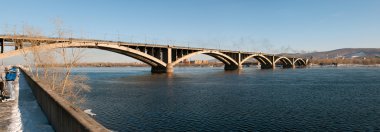 Krasnoyarsk görüntülemek ve enisei Nehri üzerinde köprü