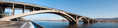 Krasnoyarsk görüntülemek ve enisei Nehri üzerinde köprü