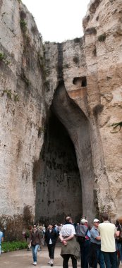 orecchio di dombaycı gelen turist kalabalığından