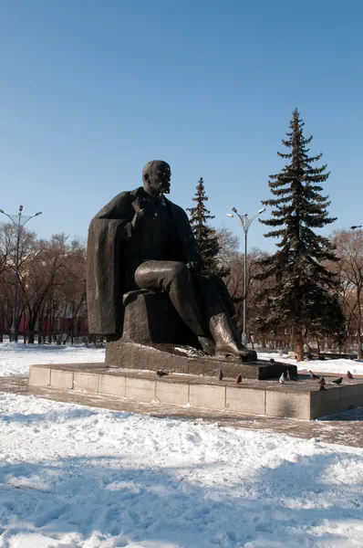 雕像的弗拉基米尔 · 列宁在阿巴坎河 — 图库照片