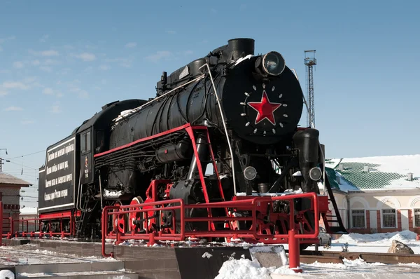 Památník starých parní lokomotiva v abakan — Stock fotografie