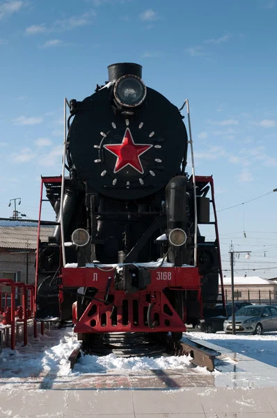 Památník starých parní lokomotiva v abakan — Stock fotografie