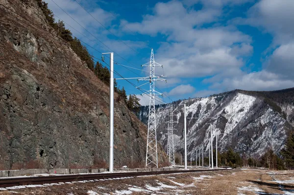 Road and electricity line from Sayano-Shushenskaya hydroelectric power station — Stock Photo, Image