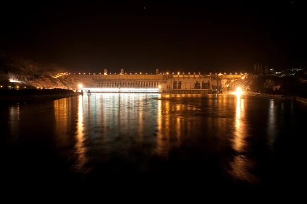 Красноярская ГЭС ночью — стоковое фото