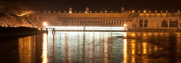 Central hidroeléctrica de Krasnoyarskaya à noite — Fotografia de Stock