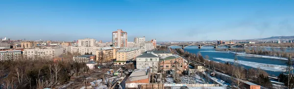 Vista sobre Krasnoyarsk y puente sobre el río Enisei — Foto de Stock