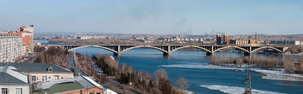 Krasnoyarsk görüntülemek ve enisei Nehri üzerinde köprü