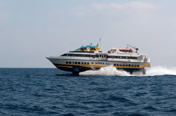 Barcos hidroplanos - vía principal que conecta las islas del archipiélago — Foto de Stock