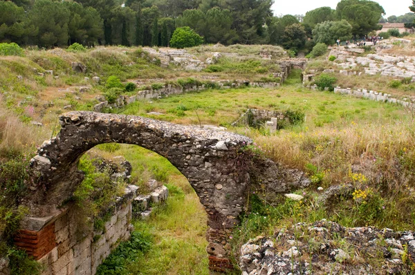 Starożytny rzymski amfiteatr w parku archeologicznego Syrakuzy — Zdjęcie stockowe