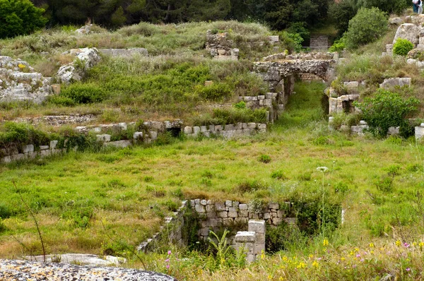 Antika romerska amfiteatern i arkeologiska park av Syrakusa — Stockfoto