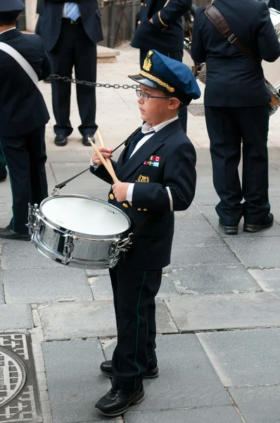 Mladá pouliční muzikant hrát — Stock fotografie