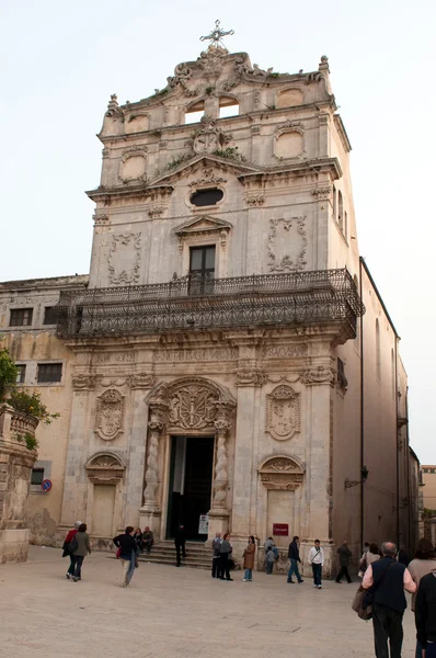 Multidões de turistas visitam as muitas igrejas em Siracusa — Fotografia de Stock