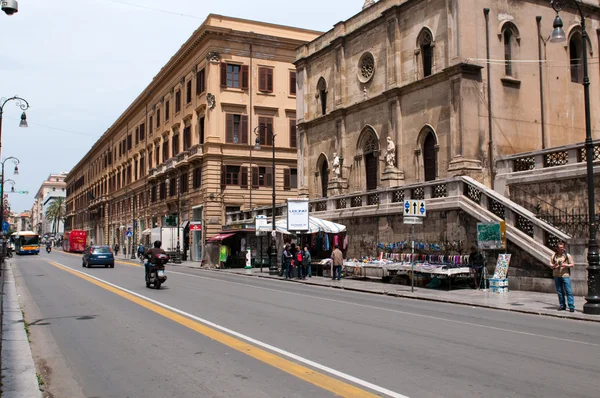 Crowds of tourists visit piazza Pretoria — Stock Photo, Image