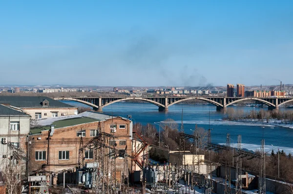 Vista sobre Krasnoyarsk e ponte sobre o rio Enisei Imagem De Stock
