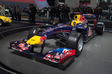 Formül bir renault takımı araba
