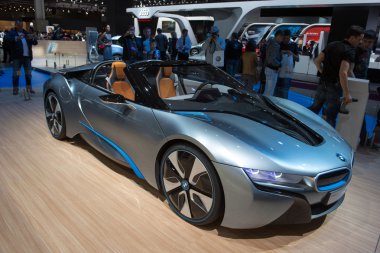 BMW i8 spyder konsepti prömiyeri