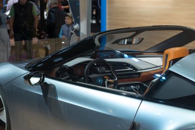 BMW i8 spyder konsepti prömiyeri