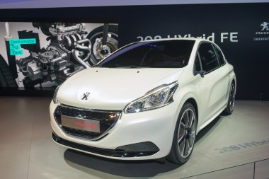 Peugeot 208 hibrid fe konsept otomobil