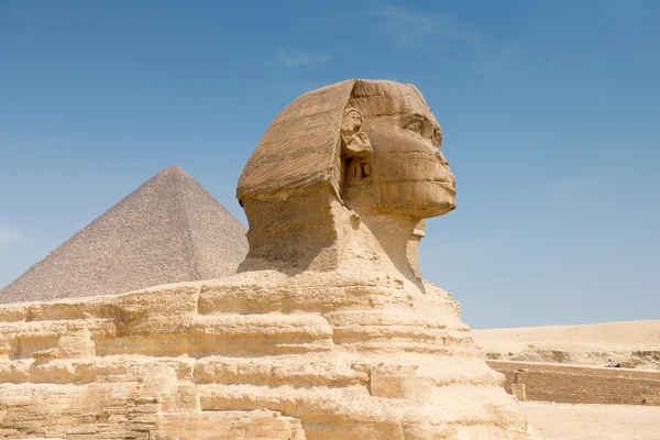 Sphinx och pyramid — Stockfoto