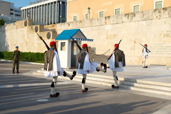 Ceremonie van het veranderen van de evzones naast — Stockfoto